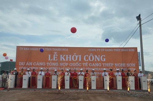 Cảng tổng hợp quốc tế gang thép Nghi Sơn, được khởi công xây dựng ngày 9-9, là cảng tổng hợp có quy mô 9 bến cảng với tổng chiều dài 2.250 m; tổng vốn đầu tư 5.850 tỷ đồng; khả năng tiếp nhận tàu có tải trọng đến 50.000 tấn và hơn 100.000 tấn trong tương lai.